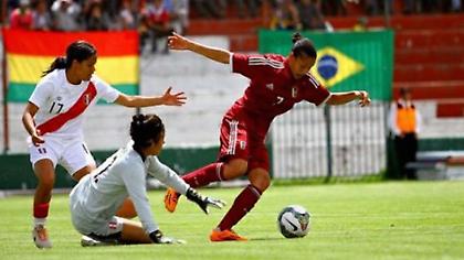 Μια 17χρονη «μοιράζει» σακούλες στο γήπεδο (video)