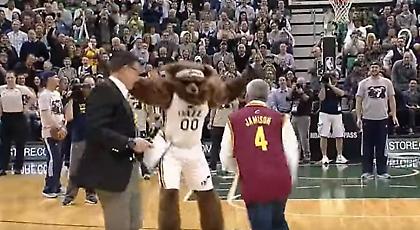 Ένα εκατομμύριο λόγοι για να… σκοτώσεις μια μασκότ! (video)