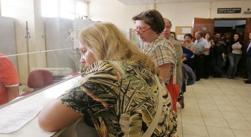 Οι μισοί Ελληνες χρωστούν στην εφορία