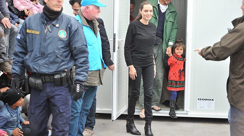 Οι μετανάστες σκαρφάλωσαν στα δέντρα για την Τζολί στον Πειραιά (video)