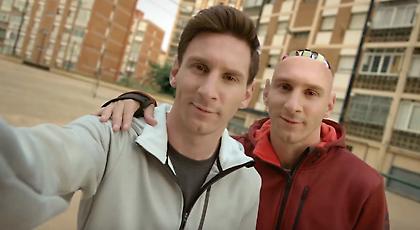 Ο Μέσι συνάντησε το «δίδυμο» ρομπότ του (video)