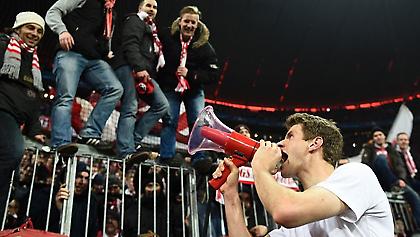 Ο Τόμας Μίλερ οργανώνει την εξέδρα (video)