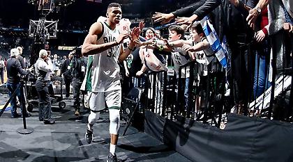 Τρώνε τη σκόνη του Αντετοκούνμπο «θρύλοι» των Μπακς