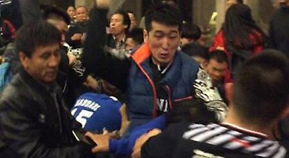 ΔΕΝ ΞΑΝΑΓΙΝΕ: Άγριο ξύλο ανάμεσα σε οπαδούς και παίκτες στην Κίνα! (video)