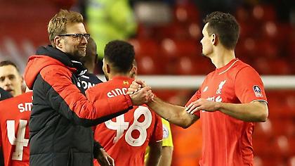 Φιλιούνται – αγκαλιάζονται στη Λίβερπουλ (video)