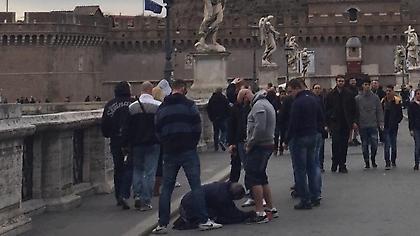 Νέα ρατσιστική συμπεριφορά: Οπαδοί της Σπάρτα Πράγας ούρησαν πάνω σε ζητιάνα στη Ρώμη (video)