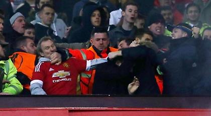 Οι απίστευτες σκηνές με ξύλο ανάμεσα σε οπαδούς της Γιουνάιτεντ & της Λίβερπουλ στις εξέδρες (video)