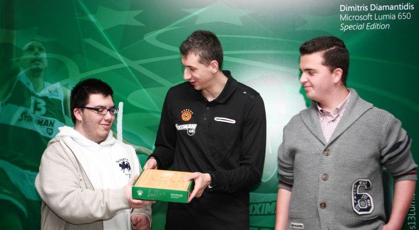 Ο Διαμαντίδης έγινε και… κινητό! (pics)