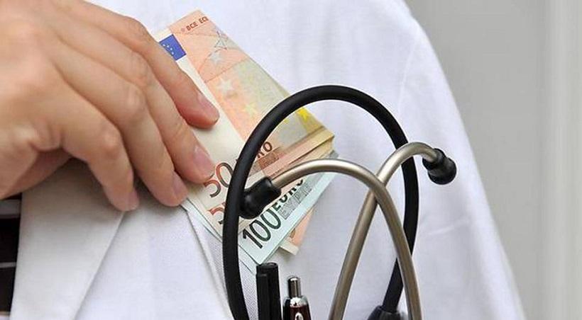 Συνελήφθη γιατρός μεγάλου νοσοκομείου για «φακελάκι»