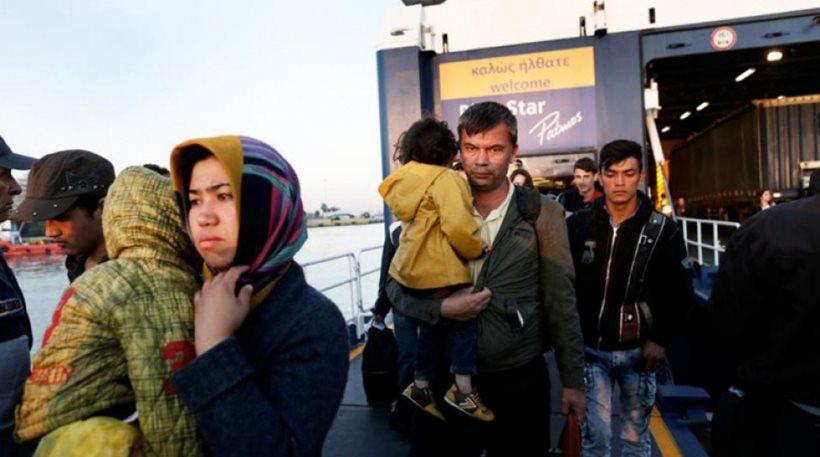 Καράβια φέρνουν συνεχώς πρόσφυγες στον Πειραιά