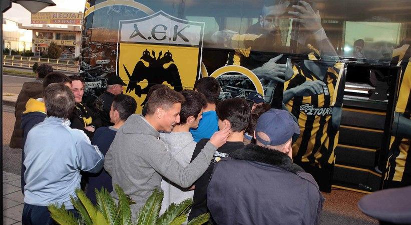 «Ζεστή» υποδοχή για την ΑΕΚ στο Αγρίνιο (pics)