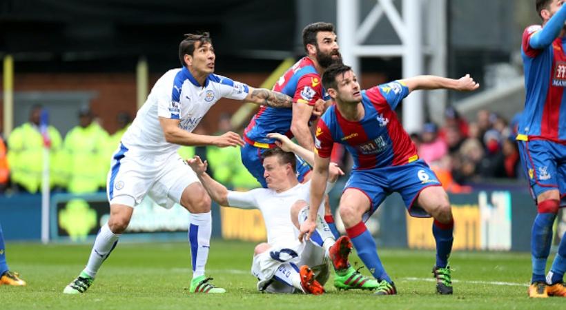Του έβγαλε τη φανέλα, αλλά ο διαιτητής δεν έδωσε πέναλτι (video)