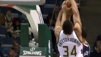 Ο Giannis τον… «καπάκωσε»