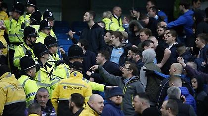 Ένταση και επεισόδια στο ντέρμπι του Μάντσεστερ (pics)