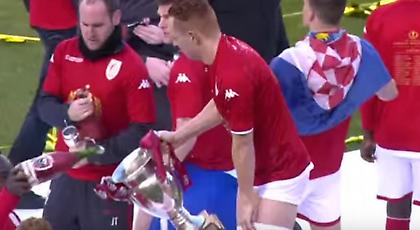 Αρχηγός ξεβρακώθηκε την ώρα που σήκωνε το κύπελλο (video)