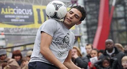 Ο πιο γνωστός freestyler μαθαίνει κόλπα στους παίκτες της Ντόρτμουντ! (video)