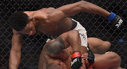 Ανελέητο ξύλο χωρίς διακοπή σε αγώνα του UFC (video)