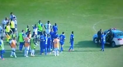 Περιπολικό στον αγωνιστικό χώρο μετά από σύρραξη παικτών (video)