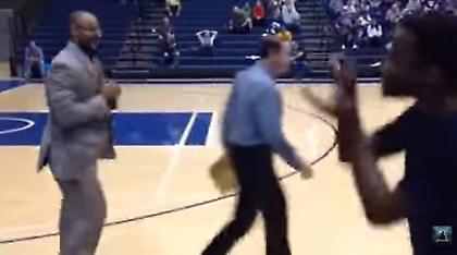 Ο κόουτς που έχει διαφορετική «χαιρετούρα» για κάθε παίκτη