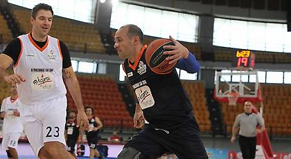 Οι Αγγελόπουλοι παίζουν μπάσκετ για τη «Φλόγα» (Pics)