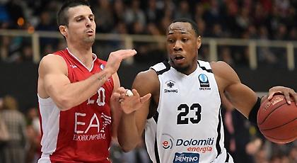 Το… Τρέν(τ)ο πέταξε έξω την Αρμάνι!