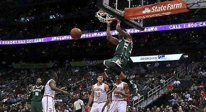 Άστοχος ο Γιάννης, έχασαν οι Μπακς (video)