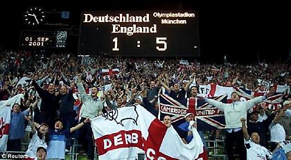 Ειχε στολίδια αλλα της έλειπε το δέντρο!