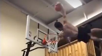 Κάρφωμα με... πιρουέτες (video)