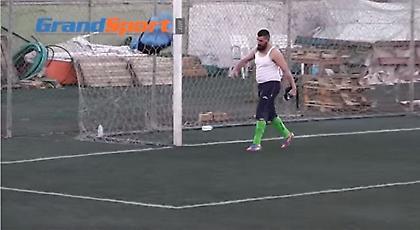 Τερματοφύλακας πετάει γάντια-φανέλα και εγκαταλείπει με… μπινελίκια το τέρμα! (video)