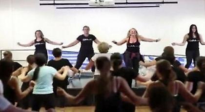 Ομογενείς γυμνάζονται… γλεντώντας ελληνικά