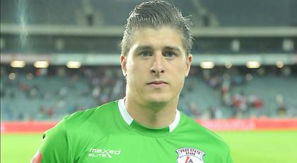 Τερματοφύλακας βουτάει... στα πόδια των αντιπάλων για να κάνει καθυστερήσεις (video)