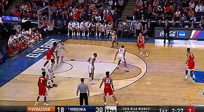 Φοβερός: Έβαλε τρίποντο με ένα παπούτσι (video)