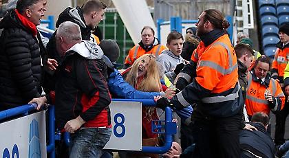 Ξύλο σε αγώνα ράγκμπι: Παίκτες τα έβαλαν με τους οπαδούς της ομάδας τους! (pics/vids)