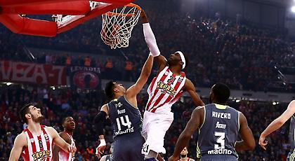 Ο Γουόρικ ξεσήκωσε όλο τον πάγκο του Ολυμπιακού! (video)