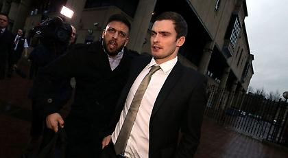 Θαυμάστριες «βομβαρδίζουν» με… σέξι φωτογραφίες τον Τζόνσον στη φυλακή!