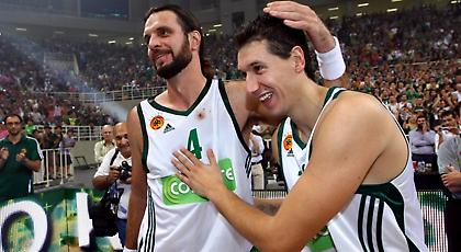 Αυτό είναι σωστό: Ο Αλβέρτης βραβεύει τον Διαμαντίδη