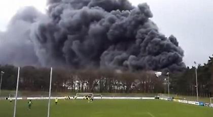 Έπιασε φωτιά κι εκείνοι έπαιζαν… μπάλα! (video)