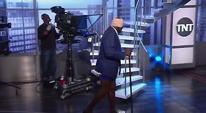 Ο «Σακ» έχασε στοίχημα και ξεβρακώθηκε on camera (video)