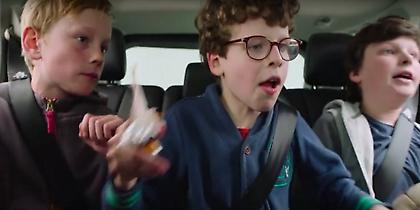 Σας ενοχλούν τα παιδιά στο ταξίδι; Μην τα ακούτε… (video)