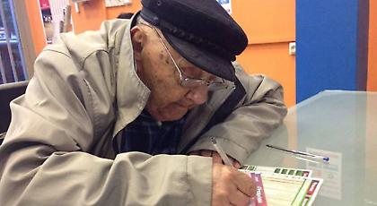 Ένας 86χρονος πάει συχνότερα ταμείο από σένα. Πας… στοίχημα;