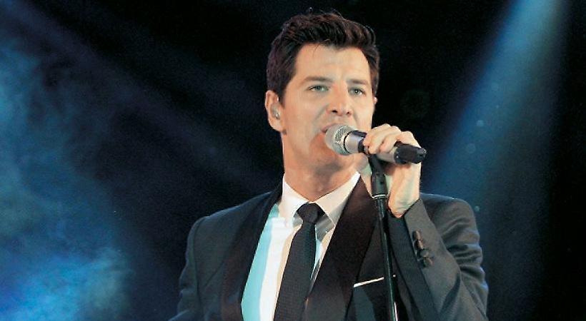 Ο Σάκης Ρουβάς τραγουδάει για το… Ρίο (video)