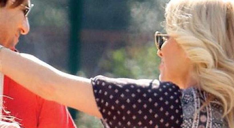 Ο φακός «συνέλαβε» τη Μενεγάκη να χουφτώνει τον Μάκη Παντζόπουλο (pics)