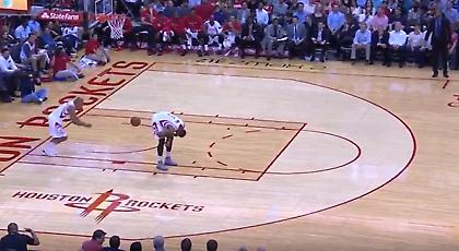 Ένα-δύο με τον πισινό συμπαίκτη του ο Γκάουντλοκ (video)