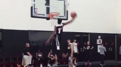 Απίστευτο κάρφωμα από τον Κώστα Αντετοκούνμπο (video)