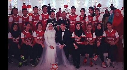 Ζευγάρι κολλημένο με την Άρσεναλ!