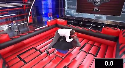 Ο Σακίλ καβαλά μηχανικό ταύρο και προκαλεί γέλια