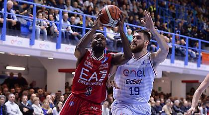 Γκέλα και… συγκατοίκηση για Αρμάνι