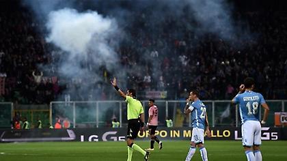 Κροτίδα «έσκασε» στα πόδια παίκτη της Λάτσιο (video)