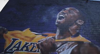 Ανατριχίλα: Ο απλός κόσμος του LA ευχαριστεί τον Κόμπι (video)