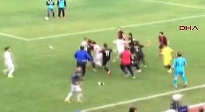 Το ξύλο της… αρκούδας σε τουρκικό γήπεδο (video)